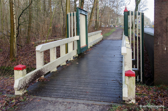 Brug 512 markeert samen met de naastgelegen brug 515 de toegang naar de Bosbaanweg
              <br/>
              Annemarieke Verheij, januari 2016